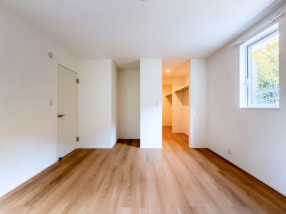 洋室（8帖）＋WIC 大きな寝具もゆとりをもって置ける広さです。WIC付きで、衣替えの手間いらず！