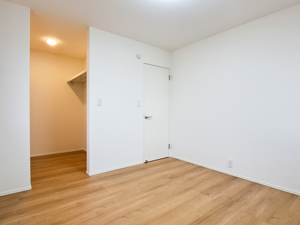 【洋室（6.1帖）＋WIC】2方向の窓で通気良好。充実の収納を備え、お部屋を広く使えます。※写真はイメージです。