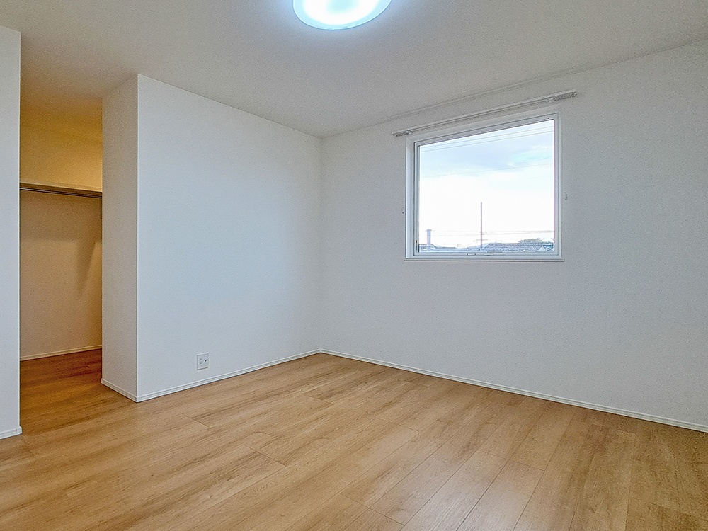 【居室（7.9帖）＋WIC】大きな寝具もゆとりをもって置ける広さです。WIC付きで、衣替えの手間いらず！※写真はイメージです。