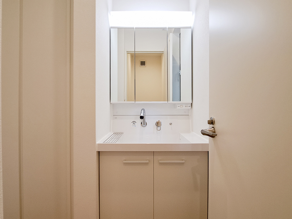 【洗面台】リクシル製｜曇り止めコート、三面鏡裏・キャビネット収納つき。