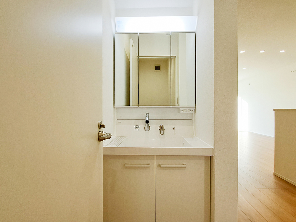 【洗面台】リクシル製｜曇り止めコート、三面鏡裏・キャビネット収納つき。※写真はイメージです。