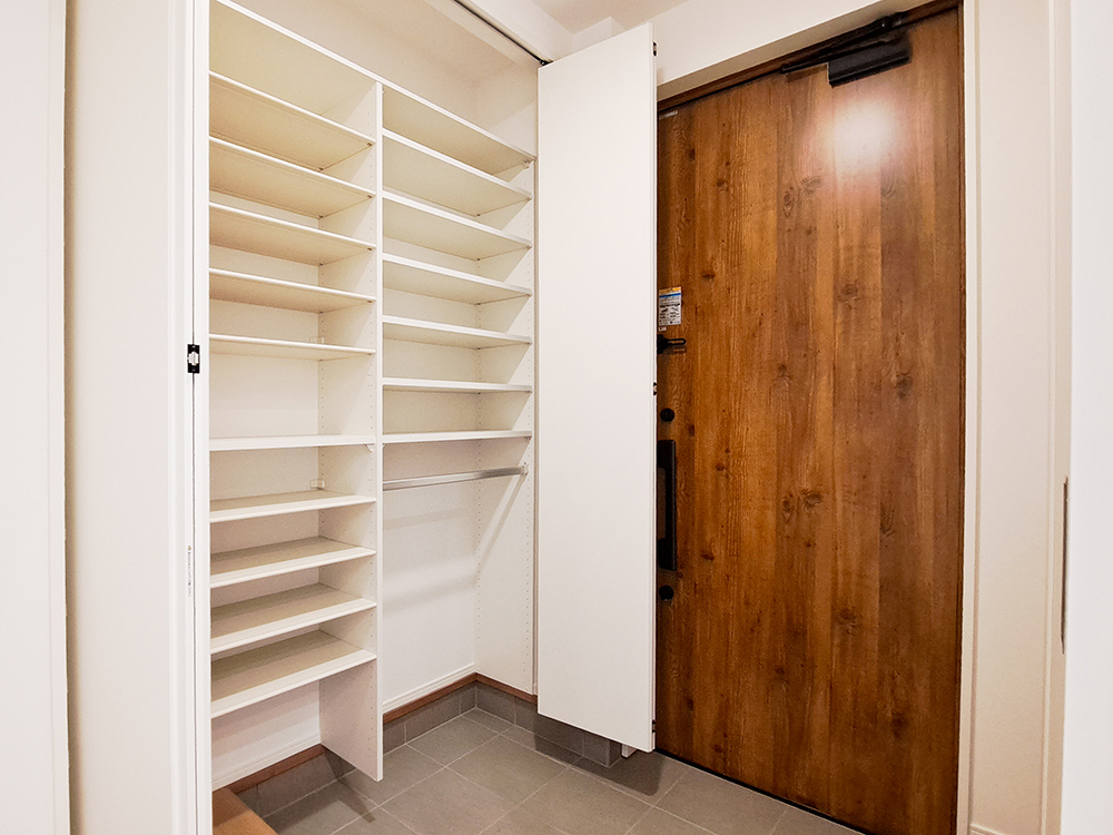 【土間収納つき玄関】壁一面にたっぷり収納を設けました。※写真はイメージです。