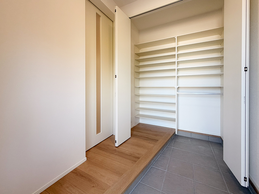 【玄関】壁一面に収納を備え、家族の下足やレイングッズもすっきり片付きます♪