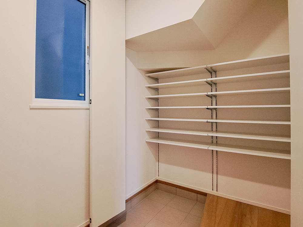 【土間収納つき玄関】壁一面にたっぷり収納を設けました。