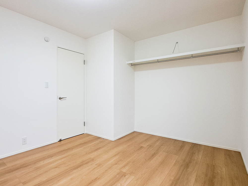 【納戸（5.5帖）】壁一面に充実のオープン収納付き。衣装部屋や趣味のグッズのお部屋などとすれば、おうちがスッキリ片付きます♪※写真はイメージです。