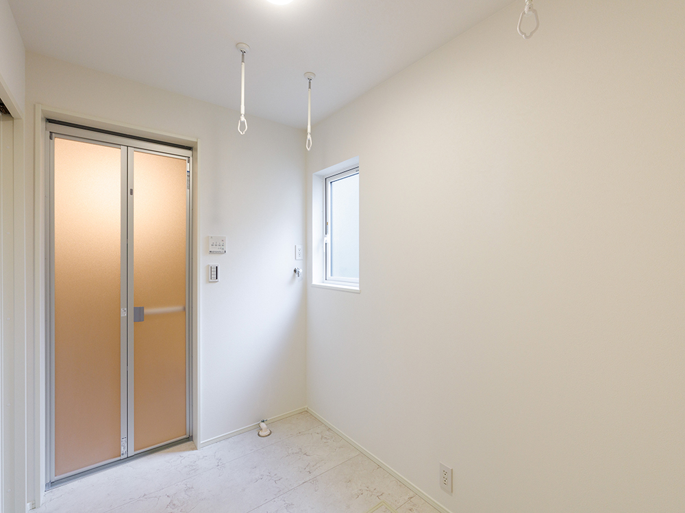 【脱衣室兼ドライルーム】物干し金具つきで毎日の室内干しもラクラクです。※写真はイメージです。