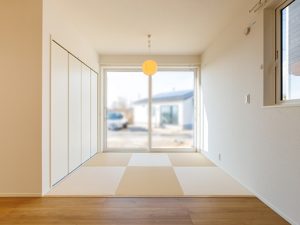 【タタミコーナー（3帖）】収納も備えた1階タタミコーナーは、くつろぎスペースとしても将来の寝室としても活躍。ライフスタイルに合わせた柔軟な暮らしがかないます。