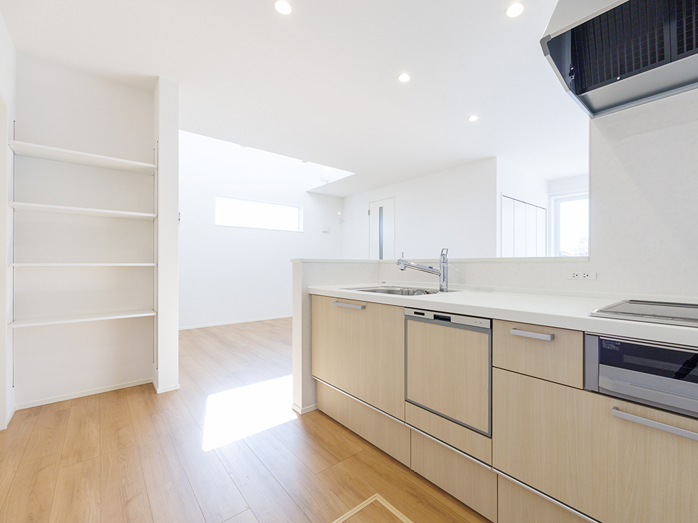 【完成予想図(内観)】3面に窓を設けたことで光がたっぷり入り、吹き抜けと合わさって実際以上に広がりを感じられる、明るく開放的なLDKです。