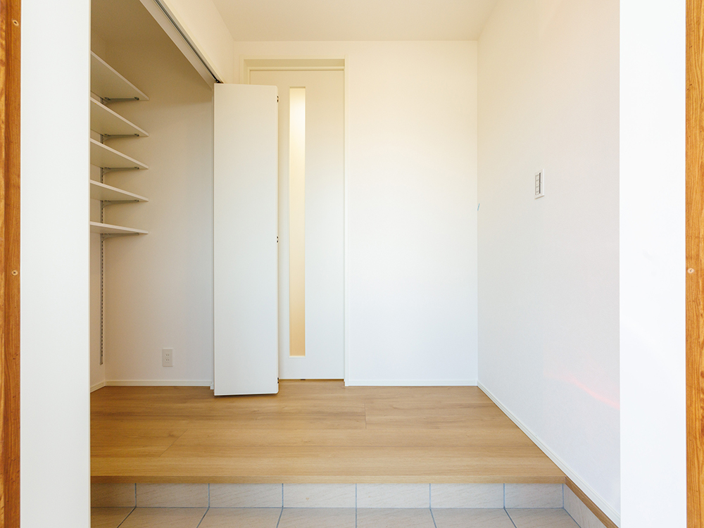 【玄関】ワイドなホールで座って身支度もラクラク、壁一面にたっぷり収納を設けました。