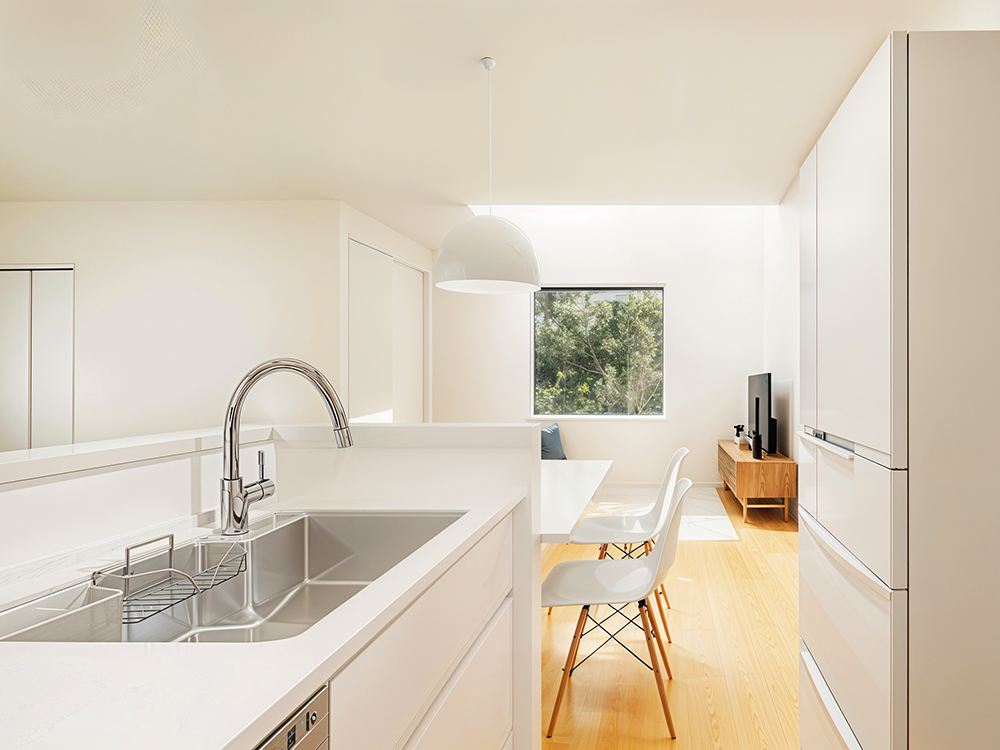 【完成予想図(内観)】キッチンからリビング学習のお子様や、タタミコーナーで遊ぶ姿を見渡せる安心設計。料理をしながら自然にコミュニケーションが生まれ、家事も子育ても両立しやすい間取りです。