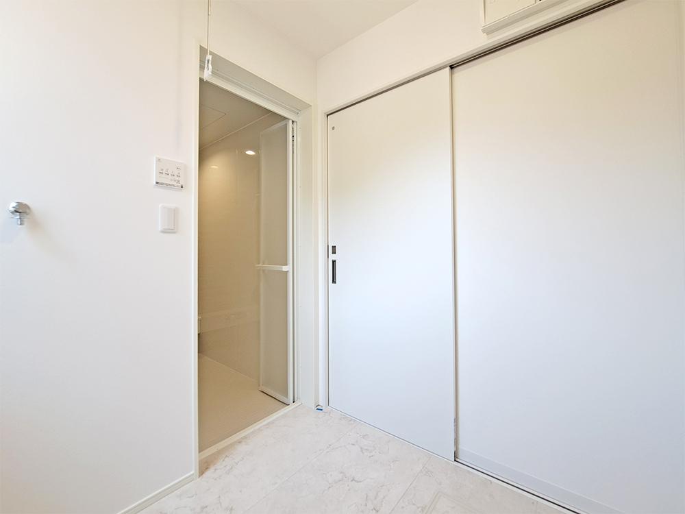 【脱衣室兼ドライルーム】物干し金具付きでお天気を気にせずお部屋干しできます。※写真はイメージです。