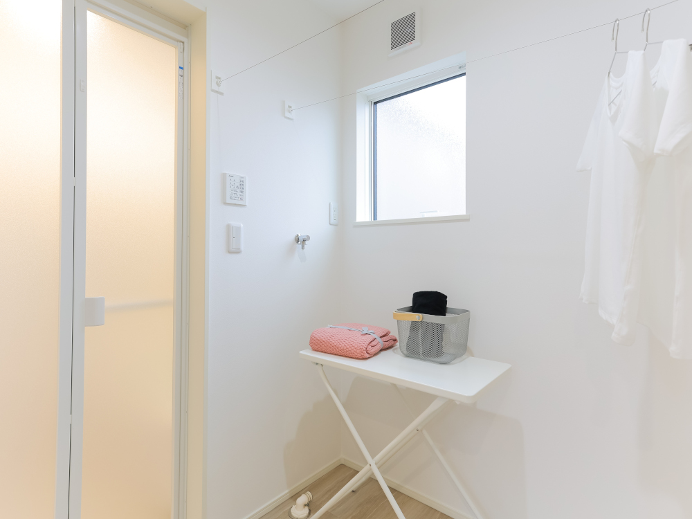 【脱衣室兼ドライルーム】物干し金具付きでお天気を気にせずお部屋干しできます。※写真はイメージです。