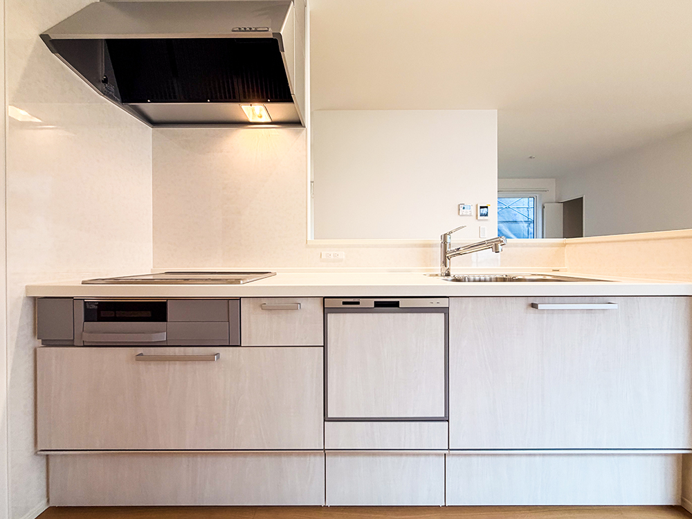 【キッチン】クリナップ製｜お手入れラクラクIHヒーター、食器洗浄乾燥機つき。ダイニングからも便利な位置にパントリーを備えました！
