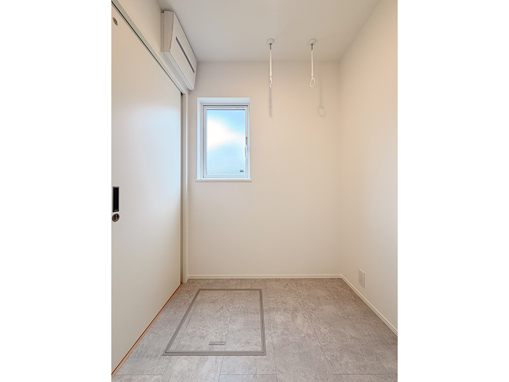 【脱衣室兼ドライルーム】物干し金具付きで、いつでも室内干しOK！
