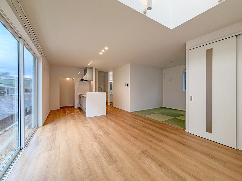 【現地内観（リビング）】家事の動線と生活の動線を分けた快適間取り。水回りをまとめて家事効率も◎！