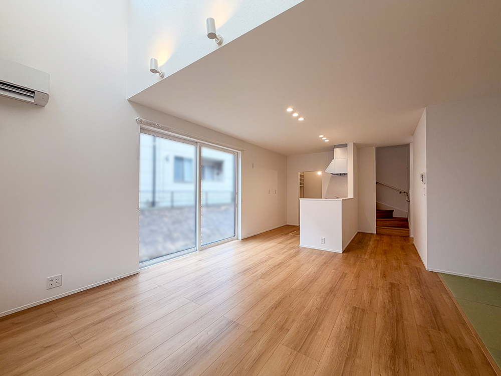 【現地内観（リビング）】自然光がたっぷり差し込み、リビングはいつも明るく爽やか。広がりを感じる吹き抜けが、毎日の暮らしに心地よい解放感を与えてくれます。