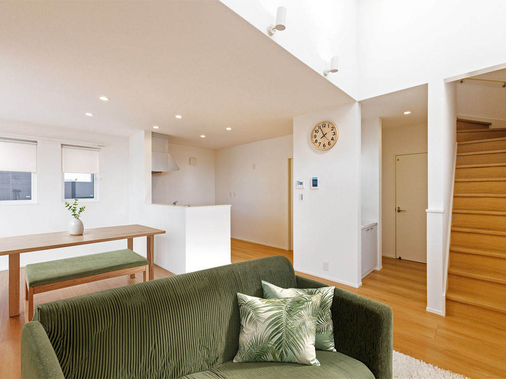 【完成予想図(内観)】キッチンと水まわりをひとまとめに配置し、効率的な家事動線に。ドライルームはキッチン側とリビング側の2方向から出入りでき、ぐるりと回れる回遊プランで毎日の家事がぐっとラクになります。