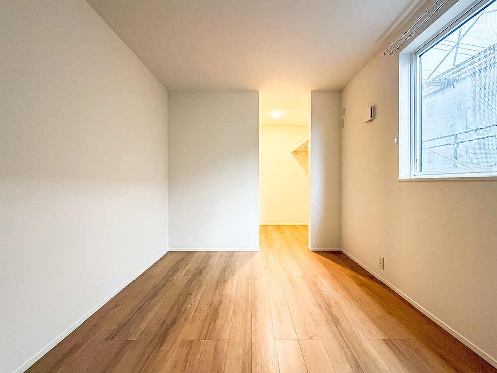 【洋室（6帖）＋WIC】お子様が小さいうちは、家族が川の字でお休みできる十分な広さです。WIC付き！