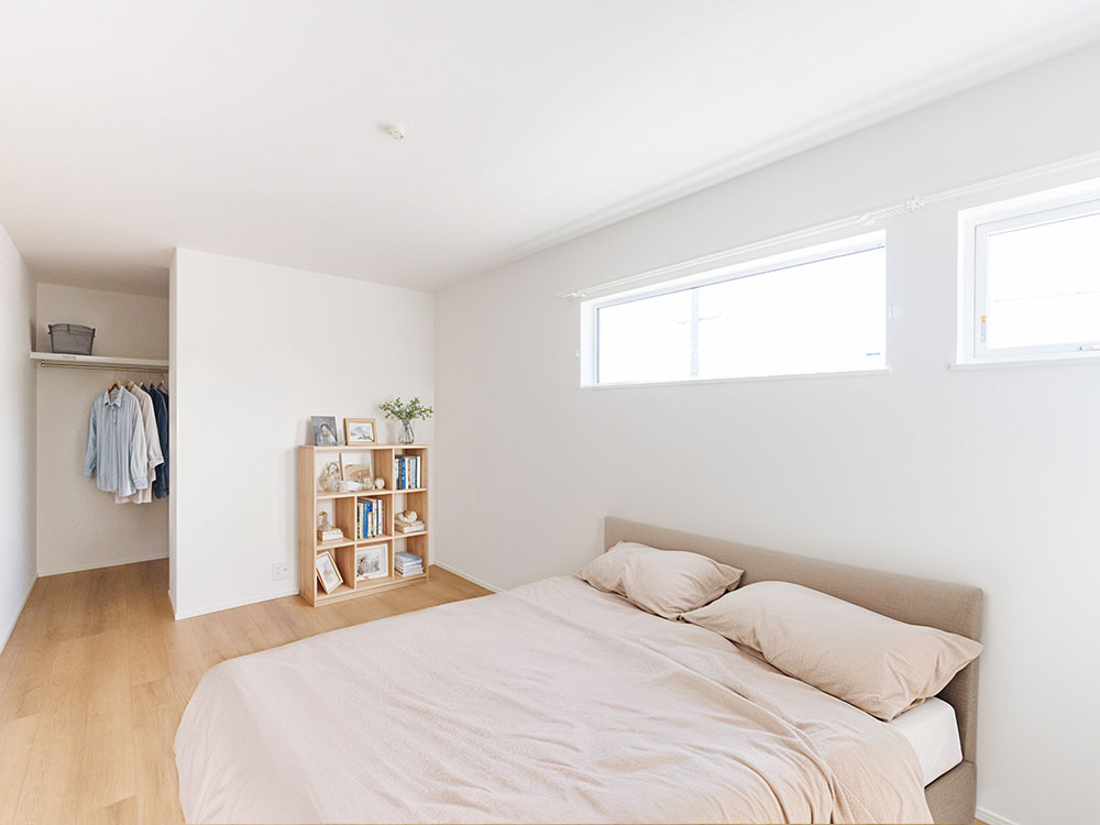【居室（7.5帖）＋WIC】ベッドをつなげて置いて、家族みんなでお休みもできる広さです。2方向に窓を設けることで風通しが良く、効率的な換気が可能に。