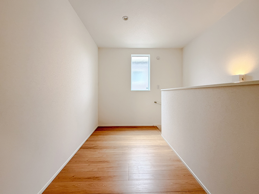 【2階ホール】人目につかず風通しの良い2階のホールは、室内干しスペースとしても便利です♪