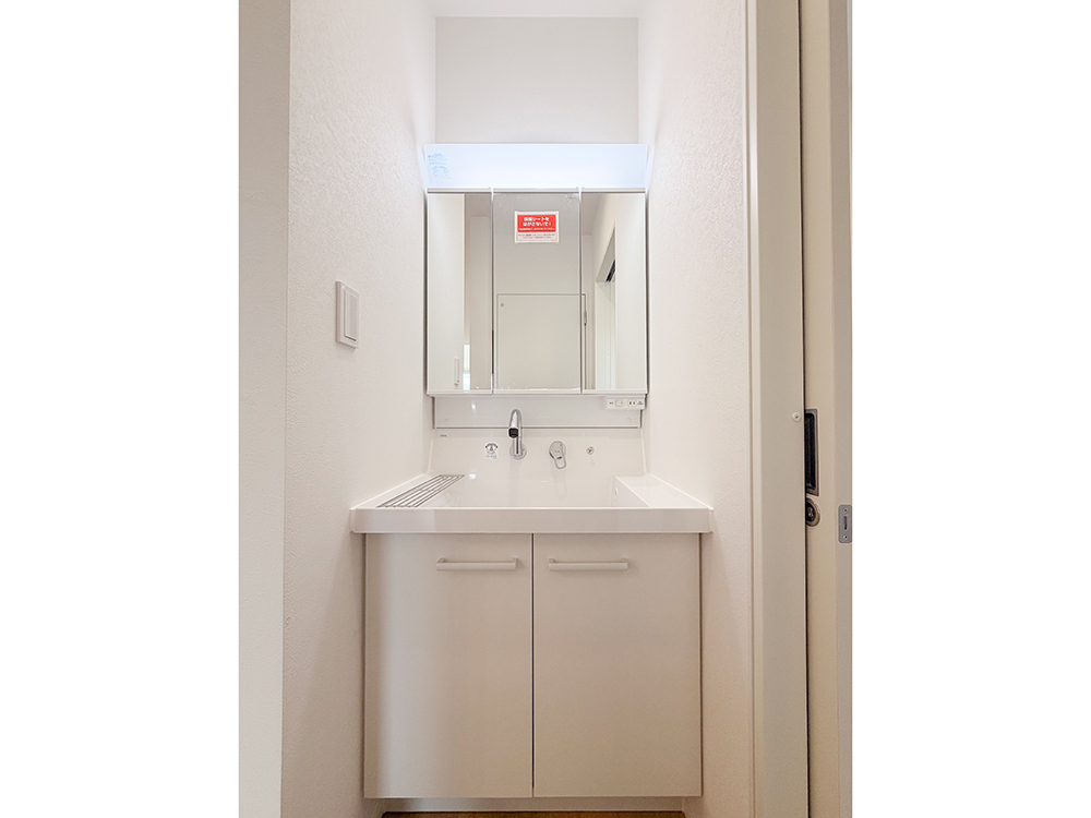 【洗面化粧台】リクシル製｜曇り止めコート、三面鏡裏・キャビネット収納つき。
