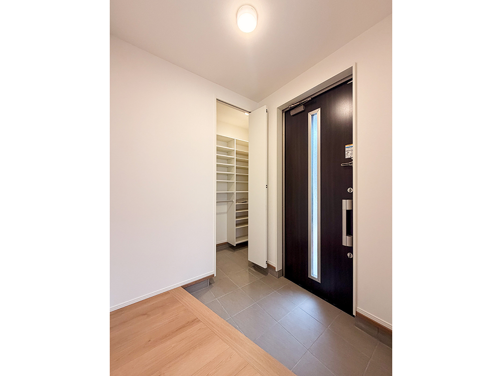 【玄関】土間収納付き玄関で靴やレイングッズなど効率よく収まります。ワイドなホールで並んで座っての身支度もラクラクです。