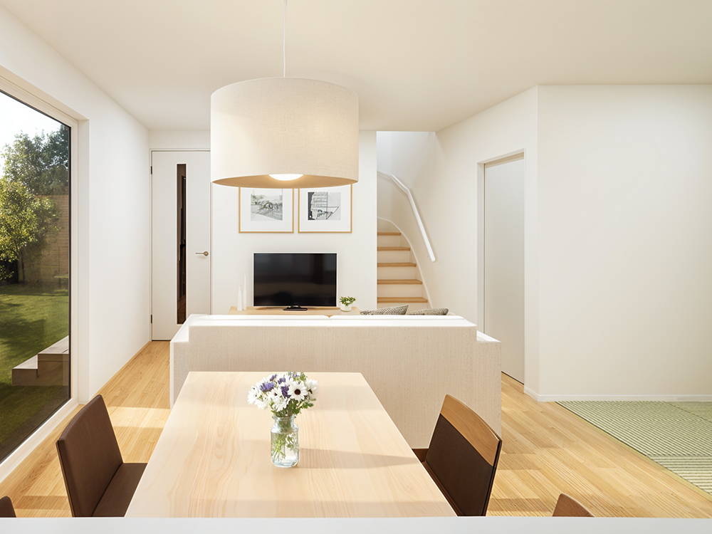 【完成予想図(内観)】対面キッチンだから、お子様のリビング学習もタタミコーナーでの遊びも見守りOK♪ 家事中も家族の時間がつながります。