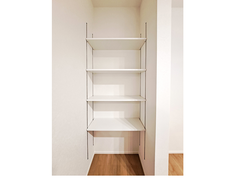 【パントリー】スパイスや調理家電、レシピ本などもすっきり収まる、お料理中でもサッと手が届く便利な収納です。