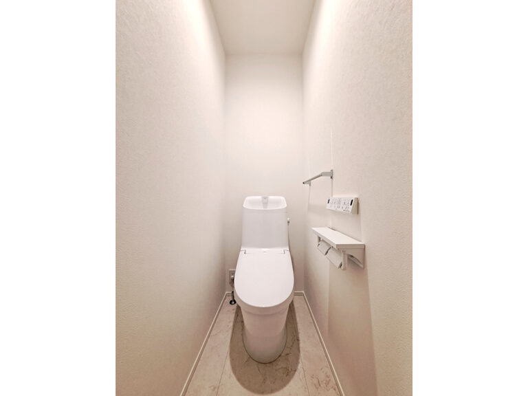 【トイレ】リクシル製|お手入れラクラク超節水型のシャワートイレです。※写真はイメージです。