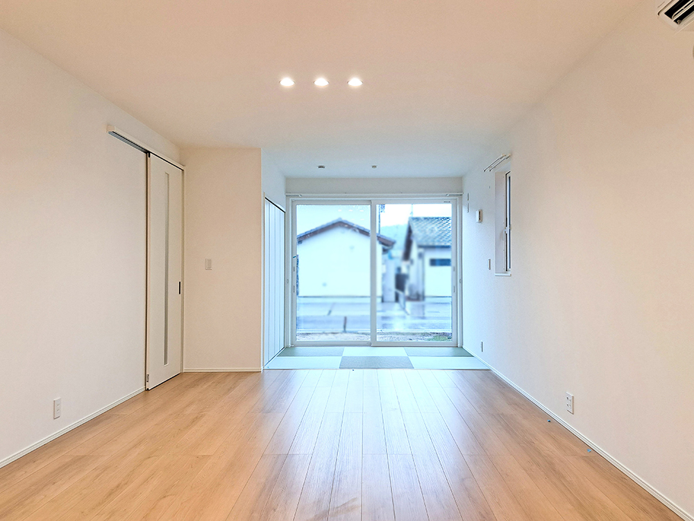 【現地内観(リビング)】大きな掃き出し窓からは、日差しがたっぷり入り、明るく心地よい空間に。外とのつながりも感じられます。