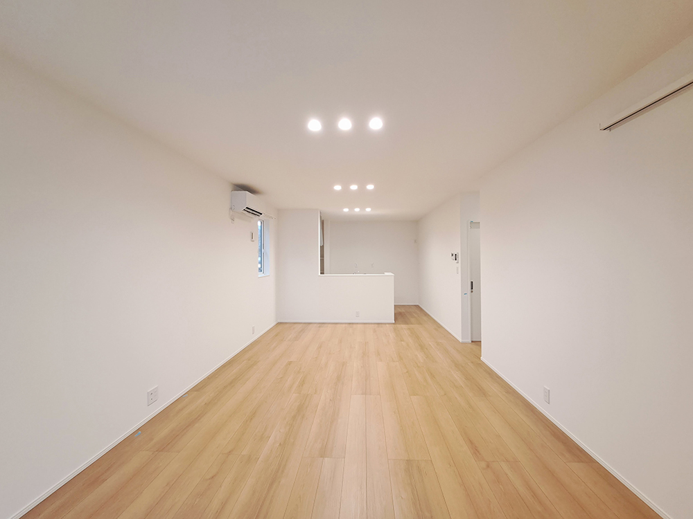 【現地内観(リビング)】キッチン・水回りを近くにまとめた家事ラク動線。移動が少なく、毎日の作業もスムーズ。時短につながる、嬉しい間取りです。