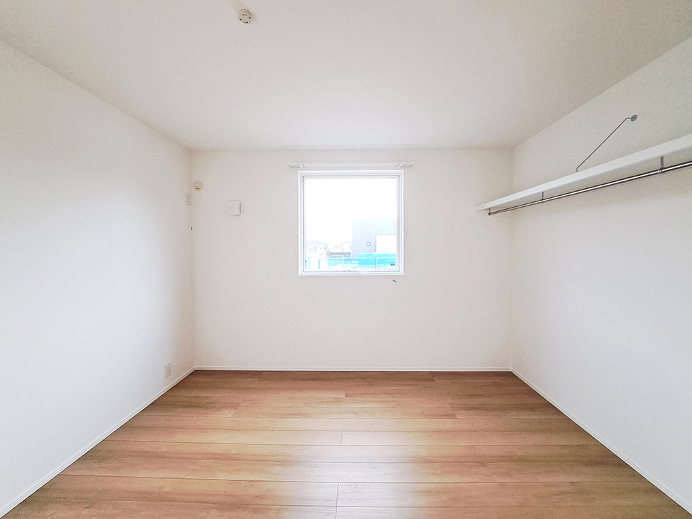 【収納付き洋室（6.5帖）】お子様が小さいうちは、家族が川の字でお休みできる十分な広さです。