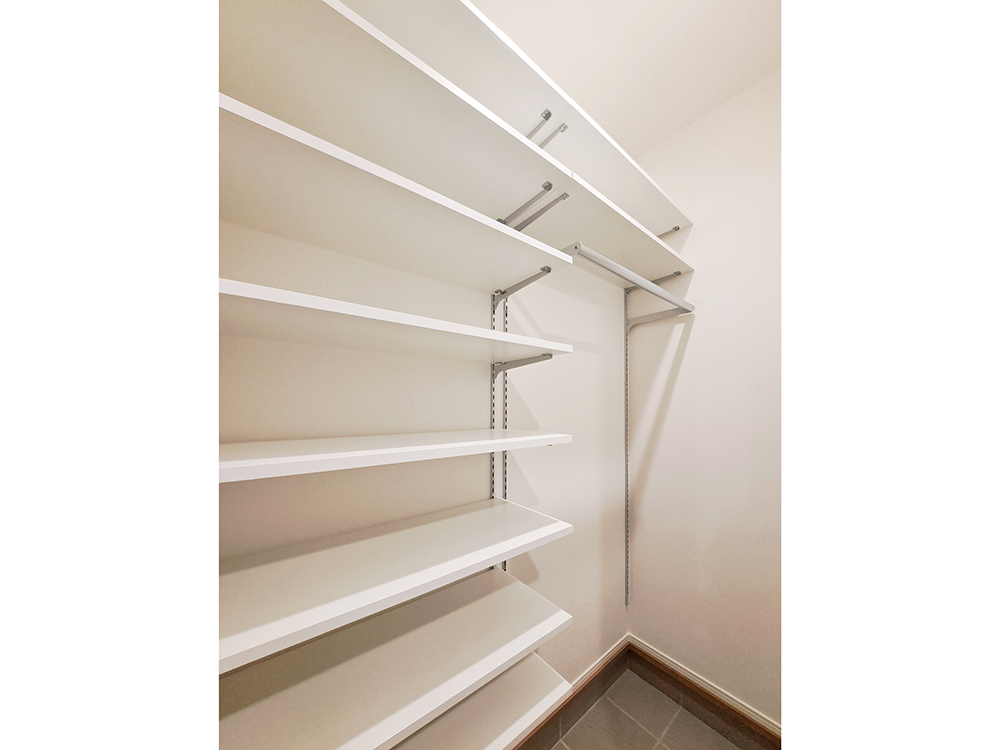 【玄関】土間収納付き玄関で靴やレイングッズなど効率よく収まります。