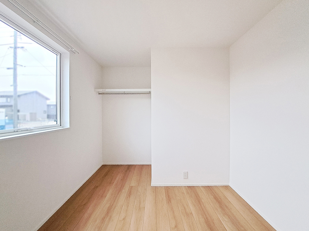 【収納付き洋室（4.5帖×２）】デスクやベッドが配置しやすいオープン収納のお部屋です。