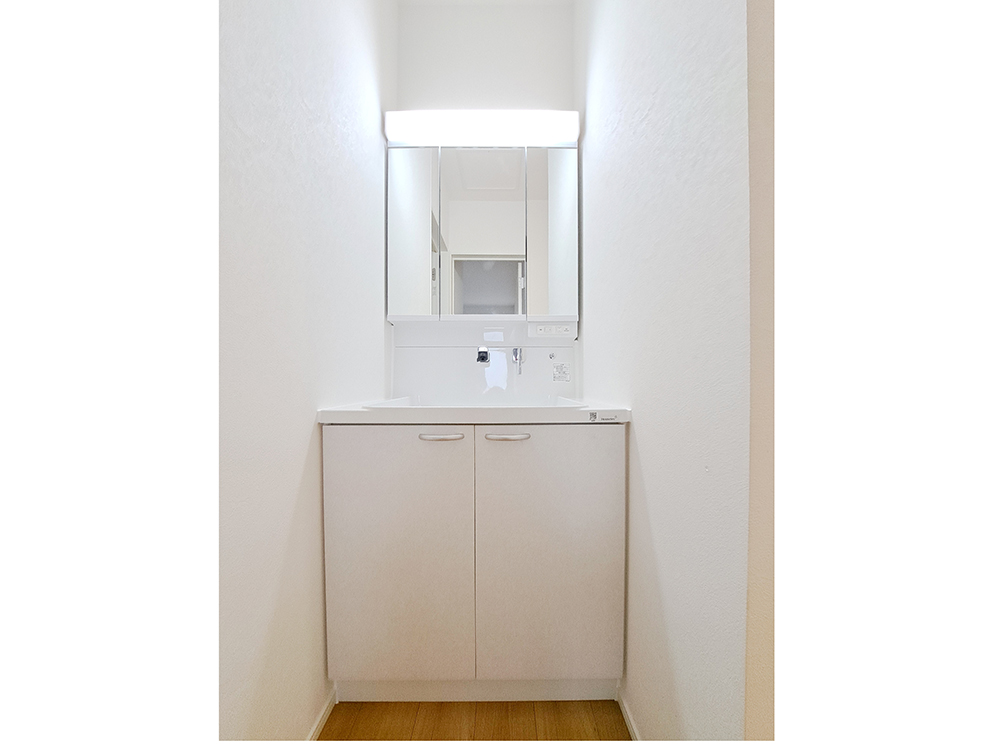 【洗面台】ハウステック製｜お手入れしやすい排水口と壁付水栓で家事ラク♪三面鏡裏・キャビネット収納つき。