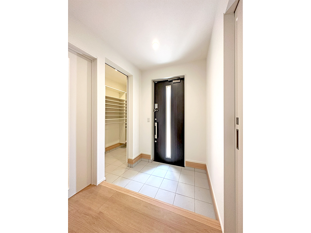 【土間収納付き玄関】土間収納付き玄関で靴やレイングッズなど効率よく収まります。※写真はイメージです