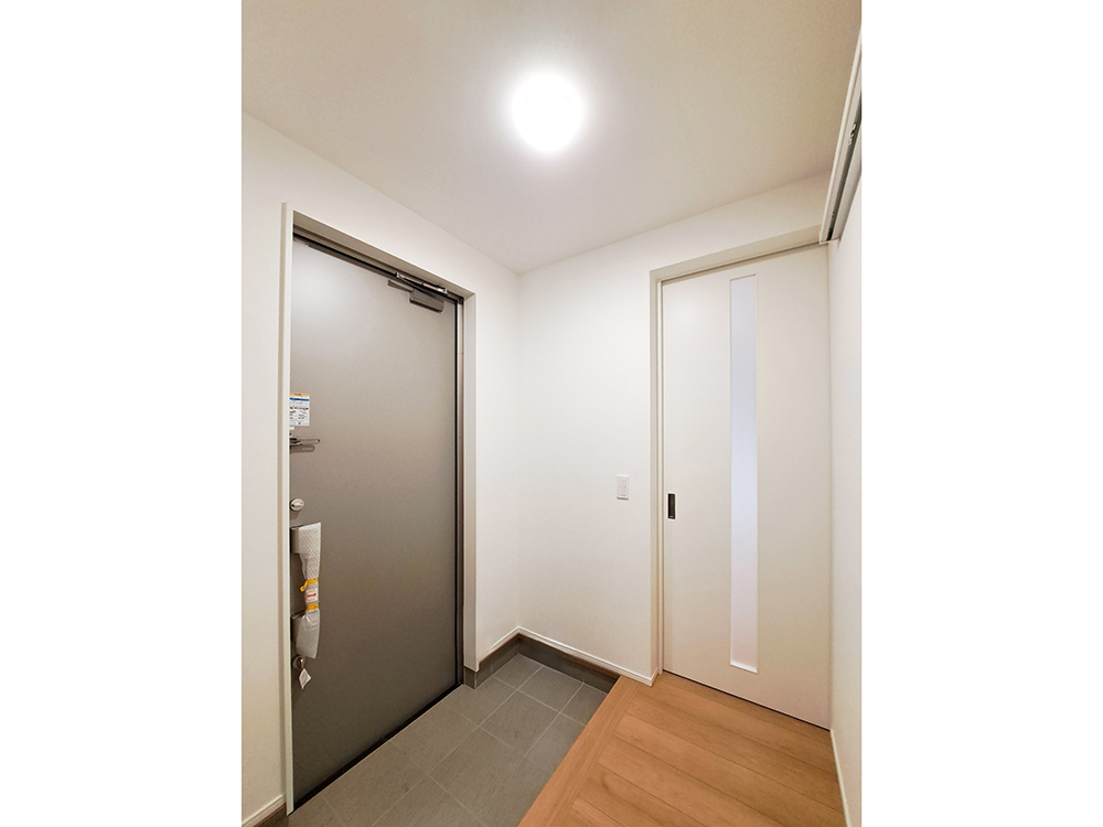 【玄関】土間収納付き玄関で靴やレイングッズなど効率よく収まります。
