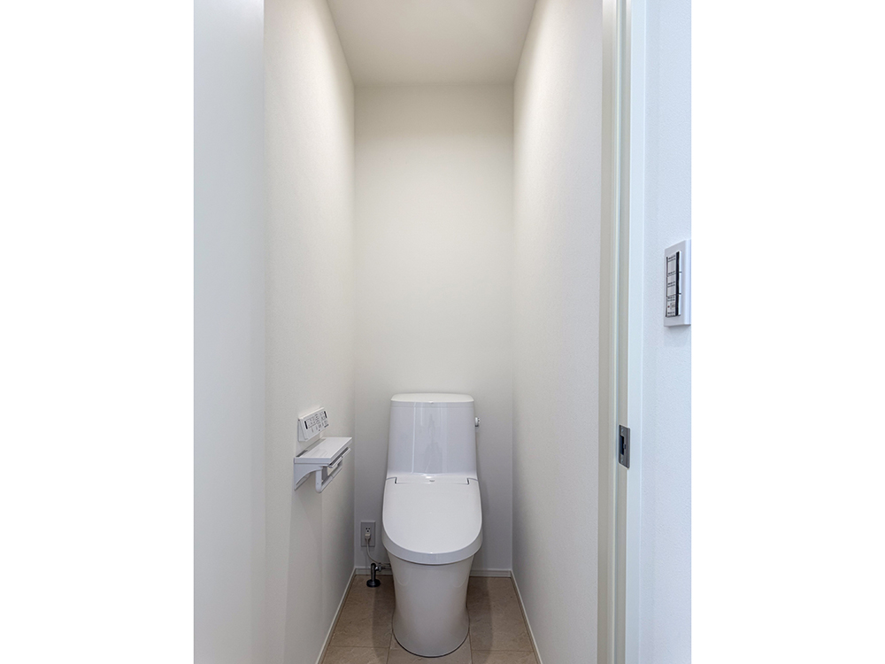 【トイレ】リクシル製|地球環境に配慮した、強力洗浄の超節水トイレです。2階手洗い器付き※写真はイメージです。