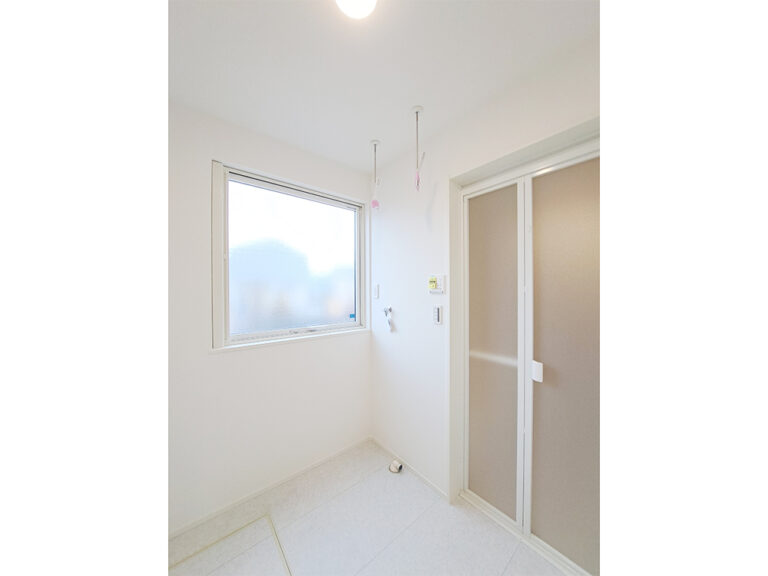 【脱衣室兼ドライルーム】物干し金具つき。毎日のお部屋干しもラクラクです。※写真はイメージです。