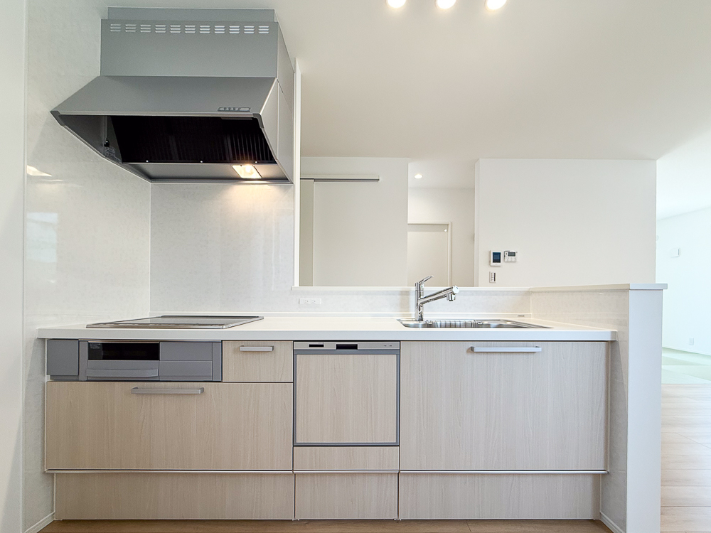 【キッチン】クリナップ製|お手入れラクラクIHヒーター、食器洗浄乾燥機つき。背面にパントリー付き。※写真はイメージです。