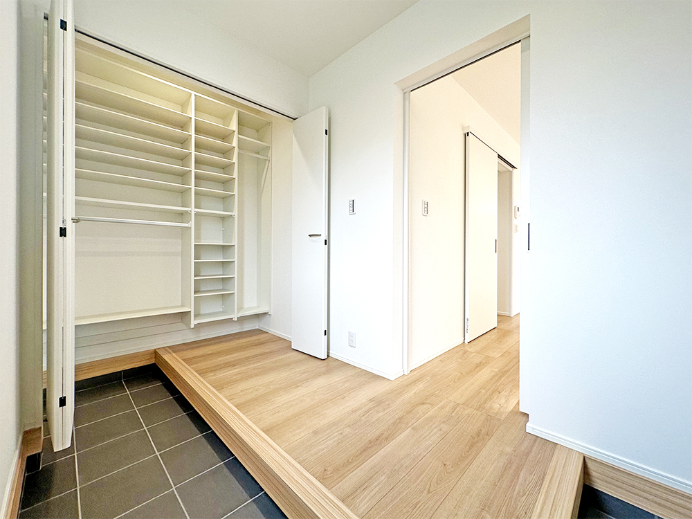 【土間収納付き玄関】土間収納付きの玄関は、靴や傘、アウトドア用品などをまとめて片付けられる便利なスペース。玄関まわりをすっきり整え、家族を気持ちよく迎えられます。※写真はイメージです