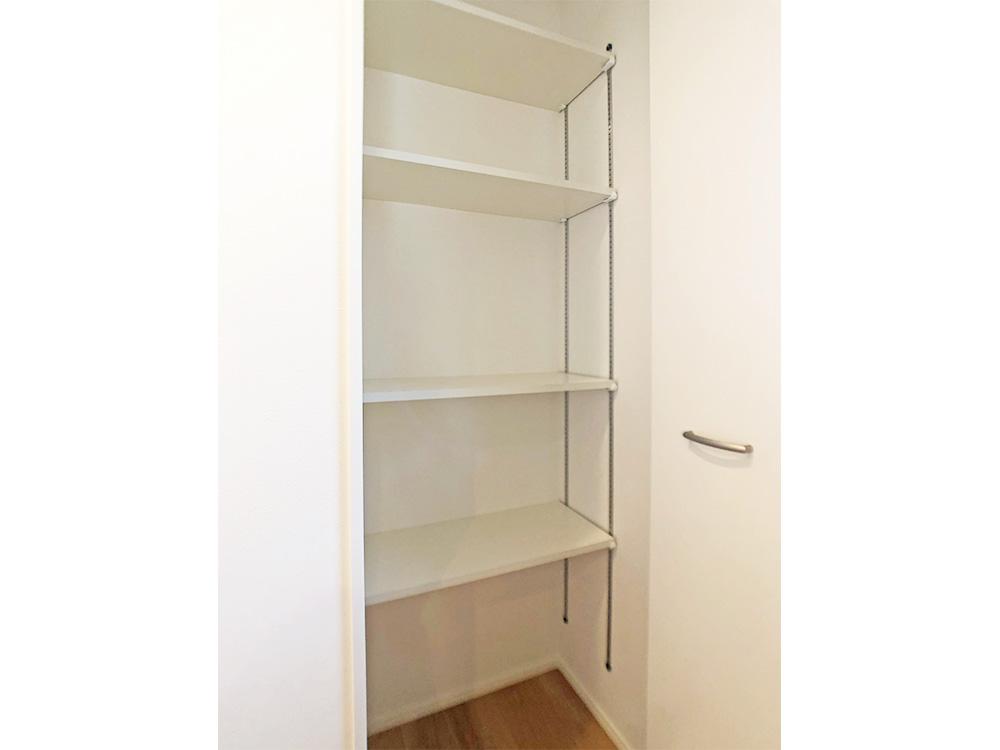 【パントリー】扉付きのパントリーをリビングから見えない位置に設け、キッチン周りをすっきり保てます。日用品や食材の収納もまとめやすく、暮らしの快適さをサポートします。※写真はイメージです。