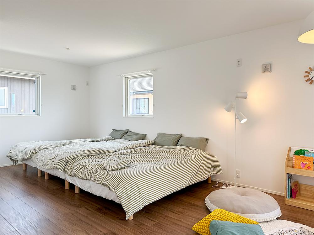 【収納付き居室（9帖）】ゆったり9帖の主寝室には収納をたっぷり備えスッキリとした空間に。ベッドだけでなく、ちょっとしたデスクやくつろぎスペースも設けられ、毎日のリラックスタイムが快適にすごせます。※写真はイメージです。