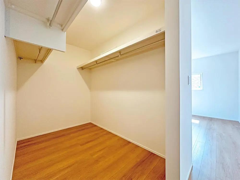 【ウォークインクローゼット】ゆとりあるウォークインクローゼットで、衣替えいらずの快適収納。季節ごとの洋服もたっぷりしまえて、暮らしがもっとスムーズに。※写真はイメージです。