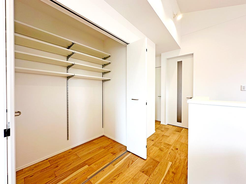 【パントリー】食材や日用品が片づけられる便利なパントリー。キッチン用品だけでなく、ストック収納などにも大活躍。※写真はイメージです