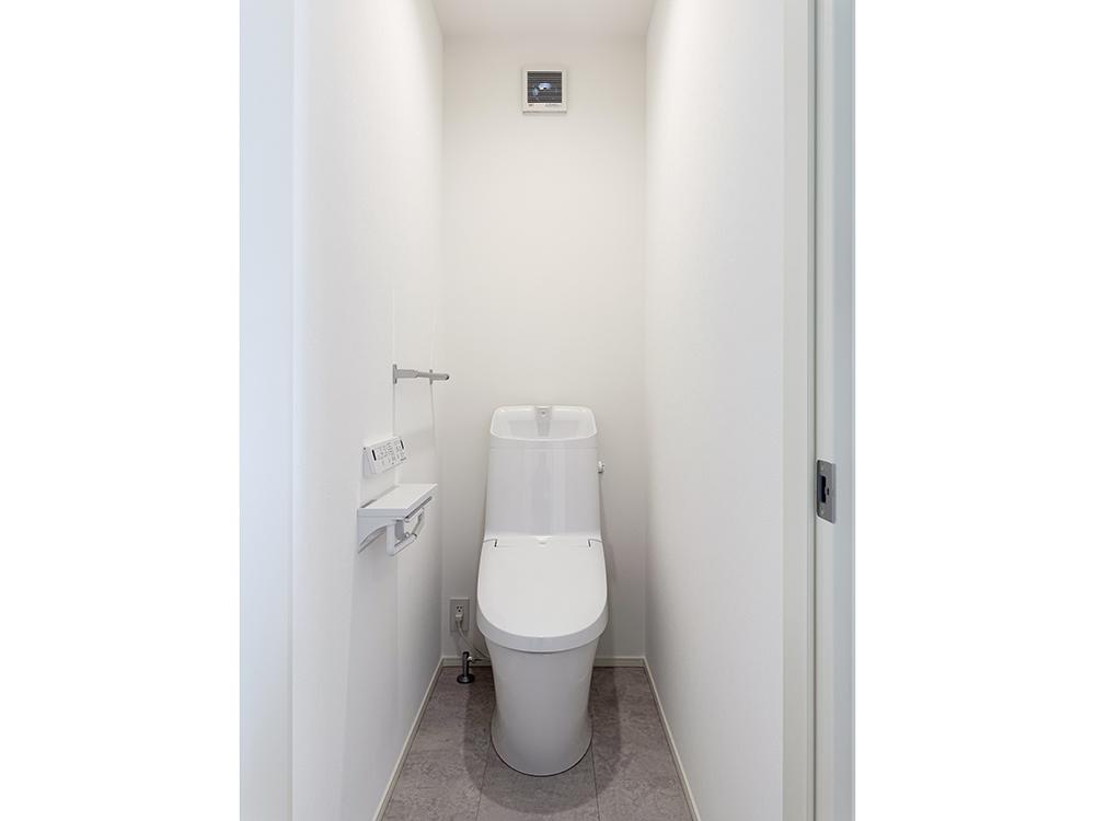【トイレ】リクシル製｜各階トイレ完備！超節水型。2階手洗い器つき。※写真はイメージです。