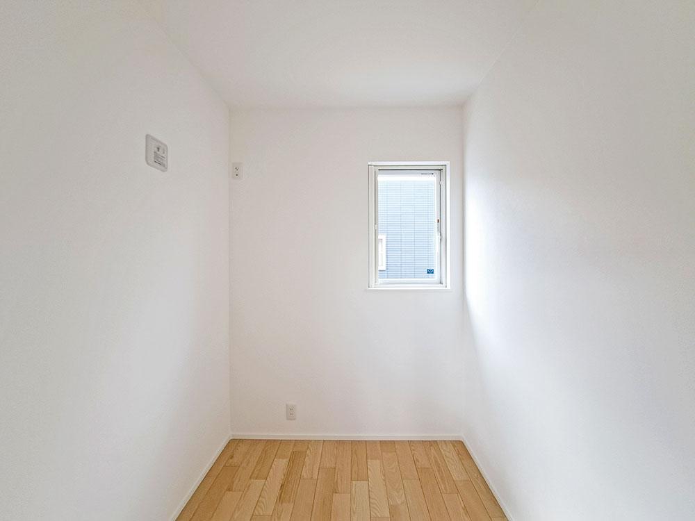 【納戸（2.5帖）】十分な広さを備えた納戸は、衣替え用品や大型の荷物もしっかり収納可能。暮らしの余白を生む頼れるスペースです。※窓はありません※写真はイメージです