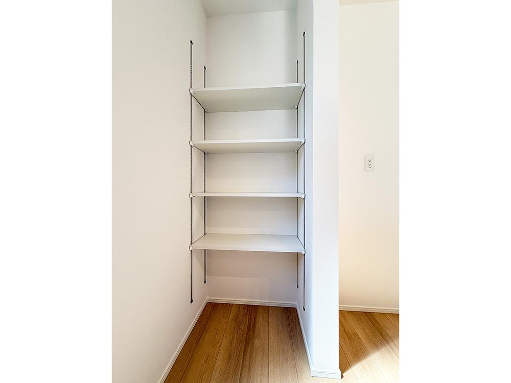 【パントリー】キッチンから手がサッと届く位置にパントリーを配置。調味料や食材の出し入れがスムーズで、料理中も動きやすく、家事効率をぐっと高める便利な収納です。※写真はイメージです