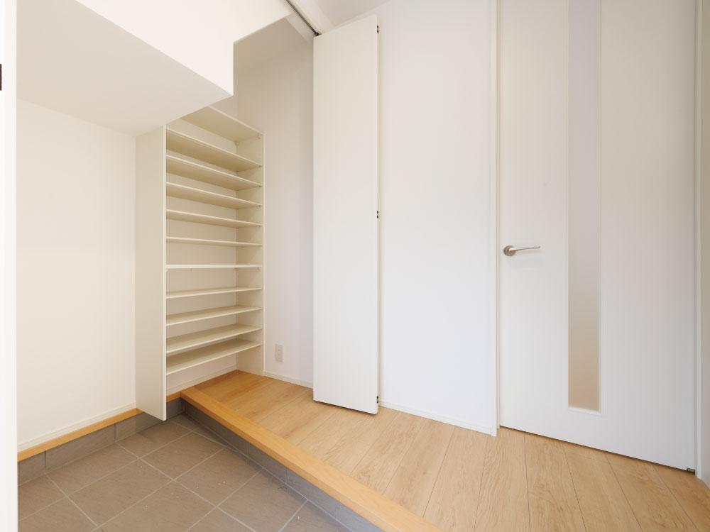 【土間収納付き玄関】靴や傘、アウトドアグッズなどまとめて収納できる便利なスペース。玄関まわりをすっきり保ち、家に帰るたびに心地よさを感じられます。※写真はイメージです