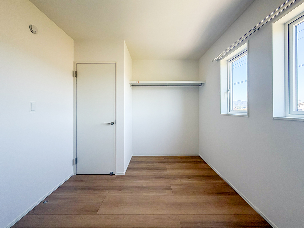 【収納付き洋室（4.5帖×2）】壁一面にオープン収納つき。ベッドとデスクがゆとりをもって配置できます。